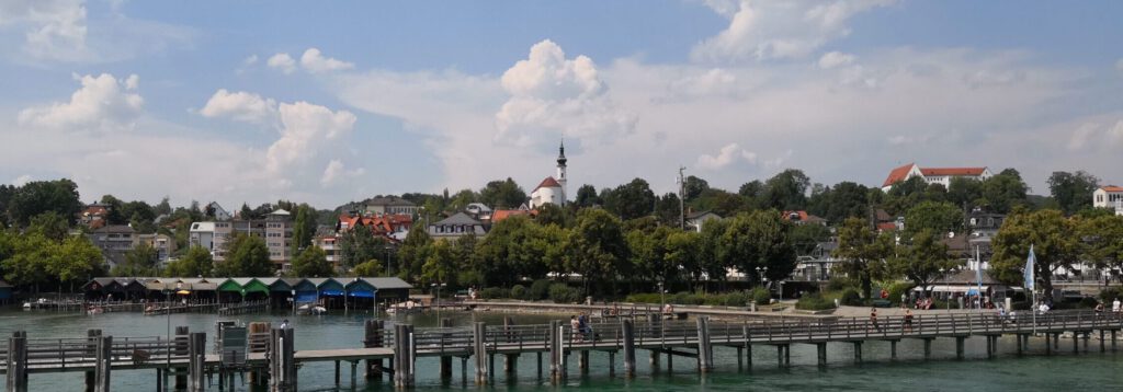 Starnberger Skyline vom See ausgesehen, im Vordergrund der Steg für die Schiffe.